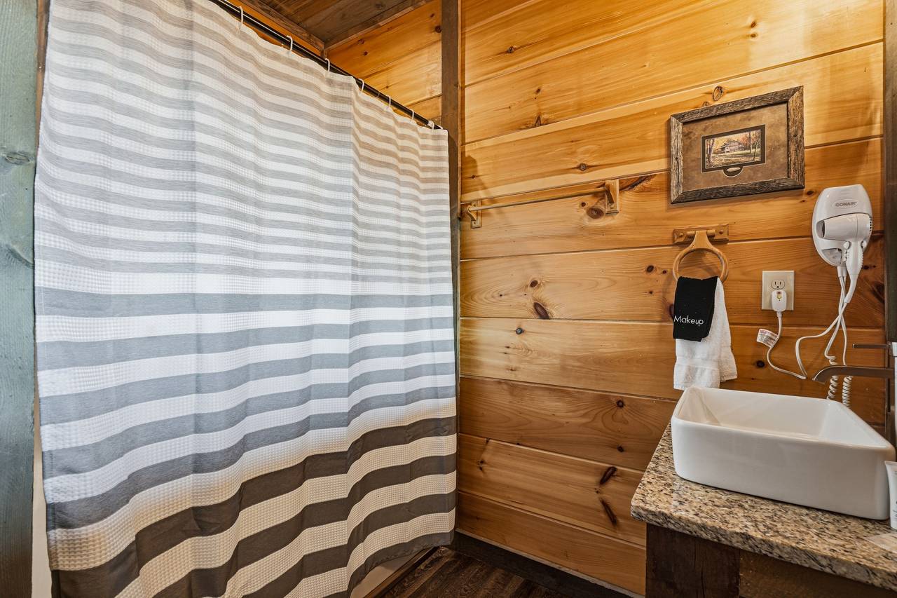 Ensuite bathroom with walk-in jetted shower Ensuite bathroom with walk-in jetted shower