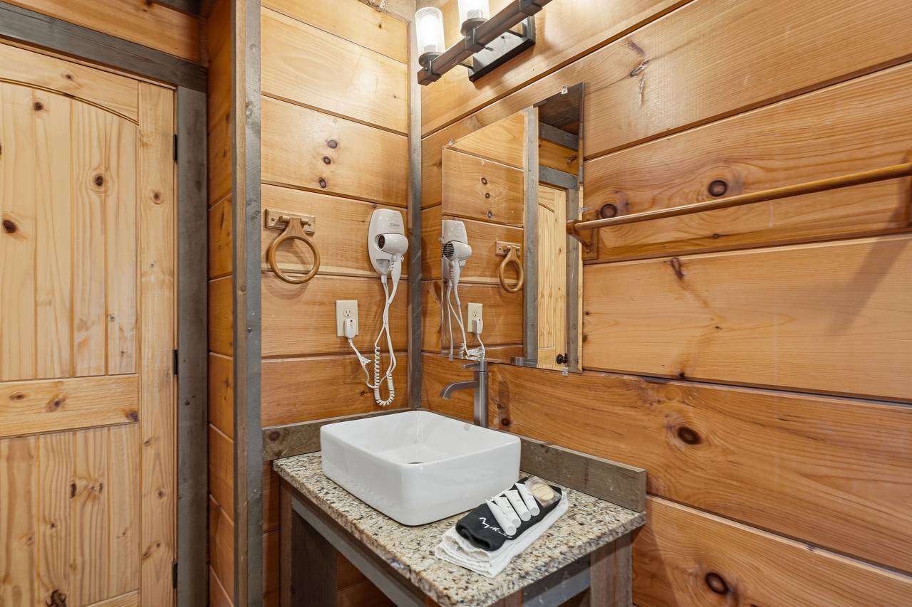 Ensuite Full bathroom with tub / shower combo on Entry Level Ensuite Full bathroom with tub / shower combo on Entry Level