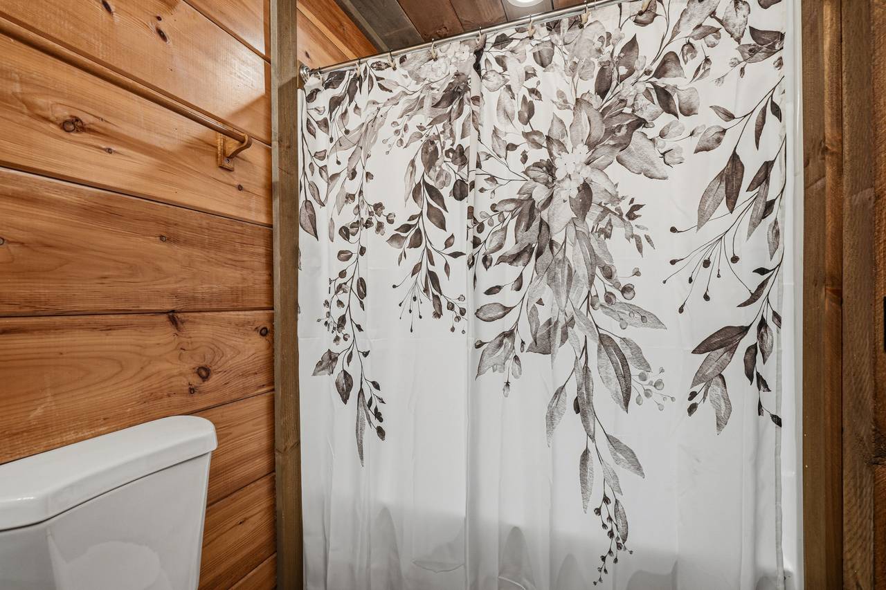 Ensuite full bathroom with tub/shower comob - lower level Ensuite full bathroom with tub/shower comob - lower level