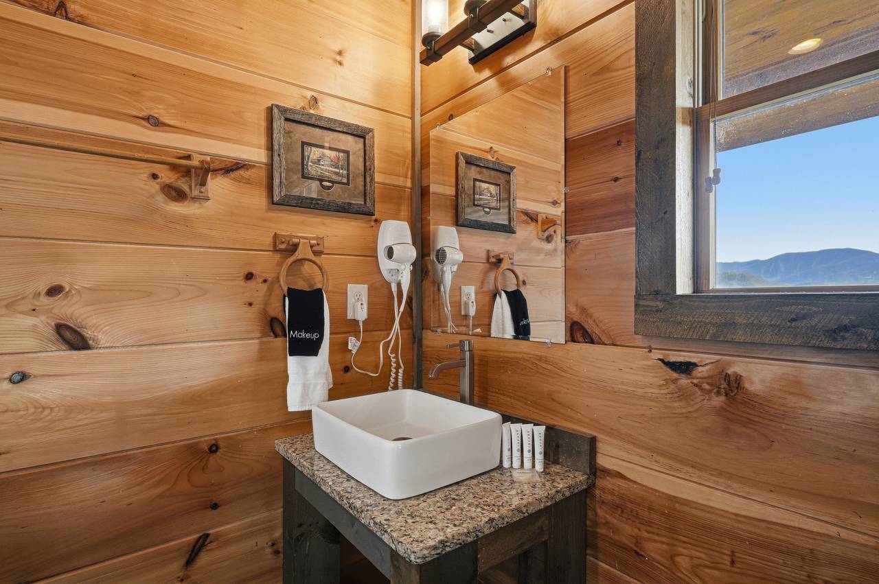Ensuite bathroom with walk-in jetted shower Ensuite bathroom with walk-in jetted shower