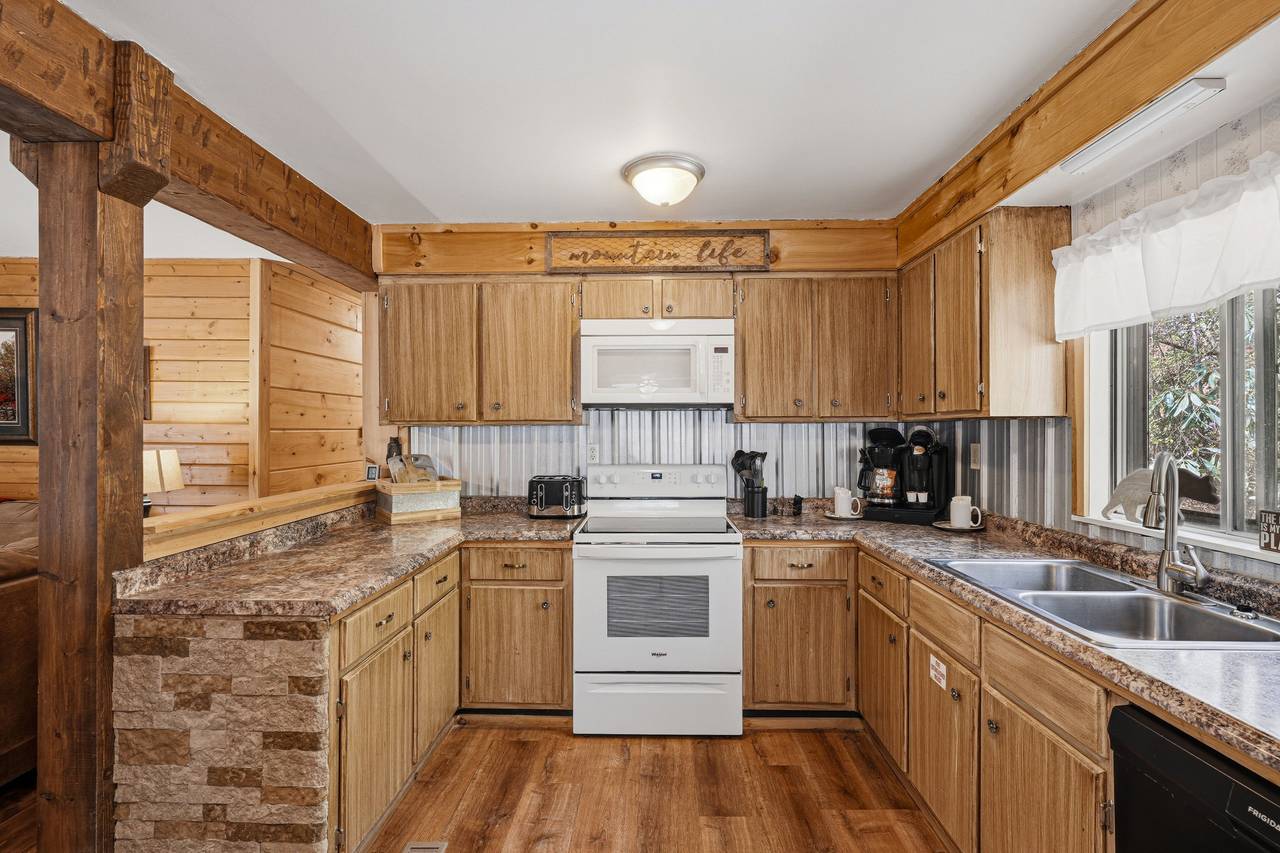 Fully equipped kitchen for meals & snacks Fully equipped kitchen for meals & snacks