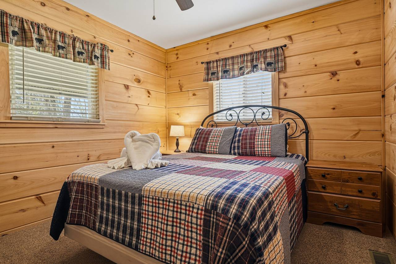 Second queen bedroom for added comfort + TV Second queen bedroom for added comfort + TV