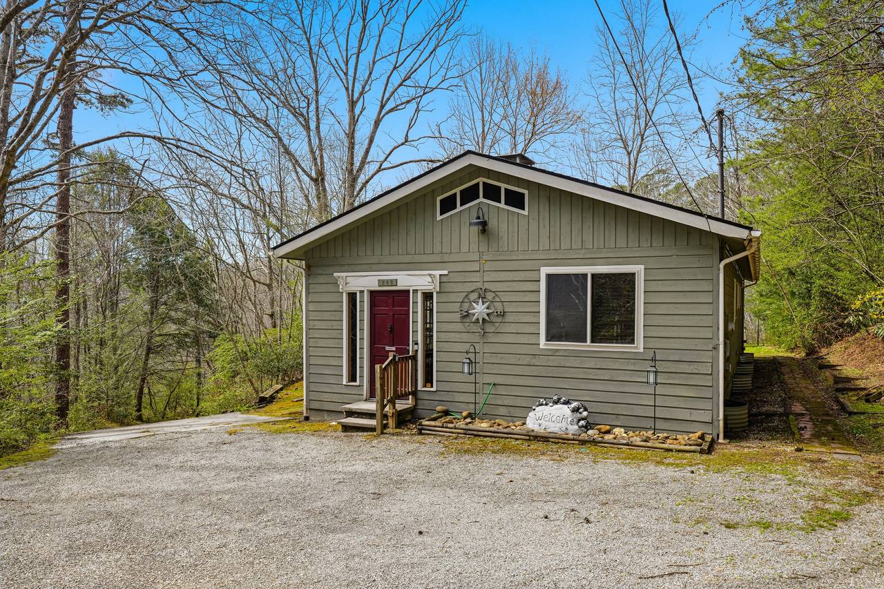 Private driveway with easy cabin access Private driveway with easy cabin access