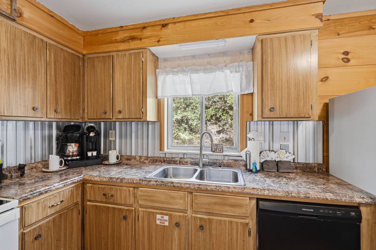 Fully equipped kitchen for meals & snacks Fully equipped kitchen for meals & snacks