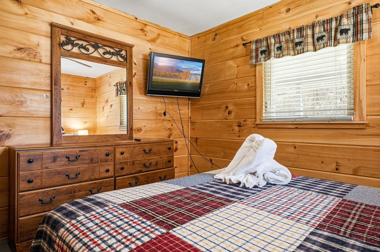 Second queen bedroom for added comfort + TV Second queen bedroom for added comfort + TV