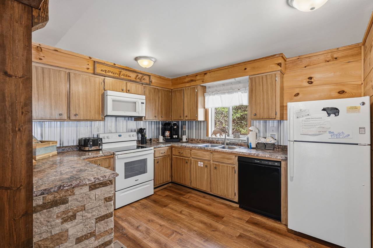 Fully equipped kitchen for meals & snacks Fully equipped kitchen for meals & snacks