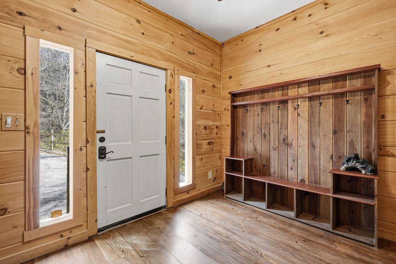 Classic cabin feel with modern comfort touches Classic cabin feel with modern comfort touches