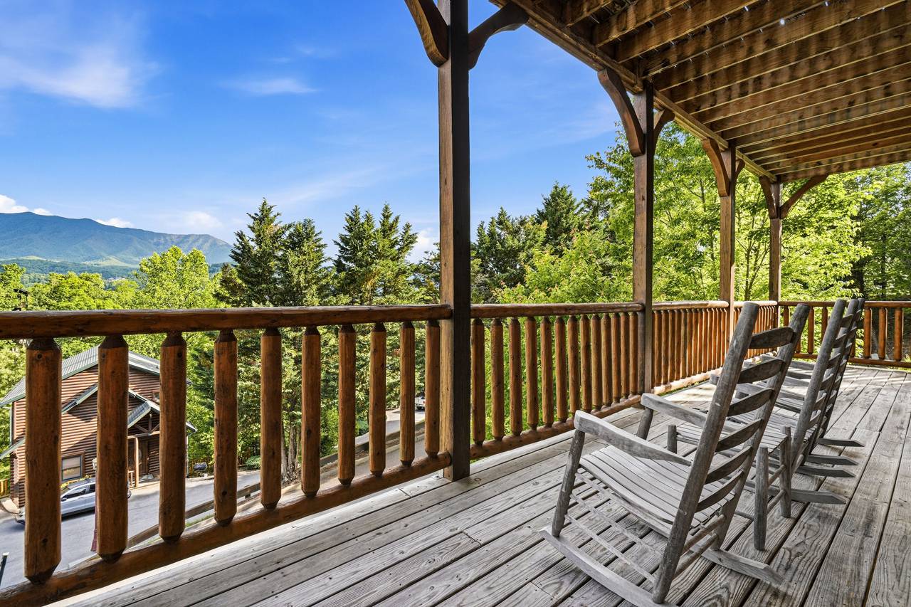 Stunning Smoky Mountain Views From Every Level Stunning Smoky Mountain Views From Every Level