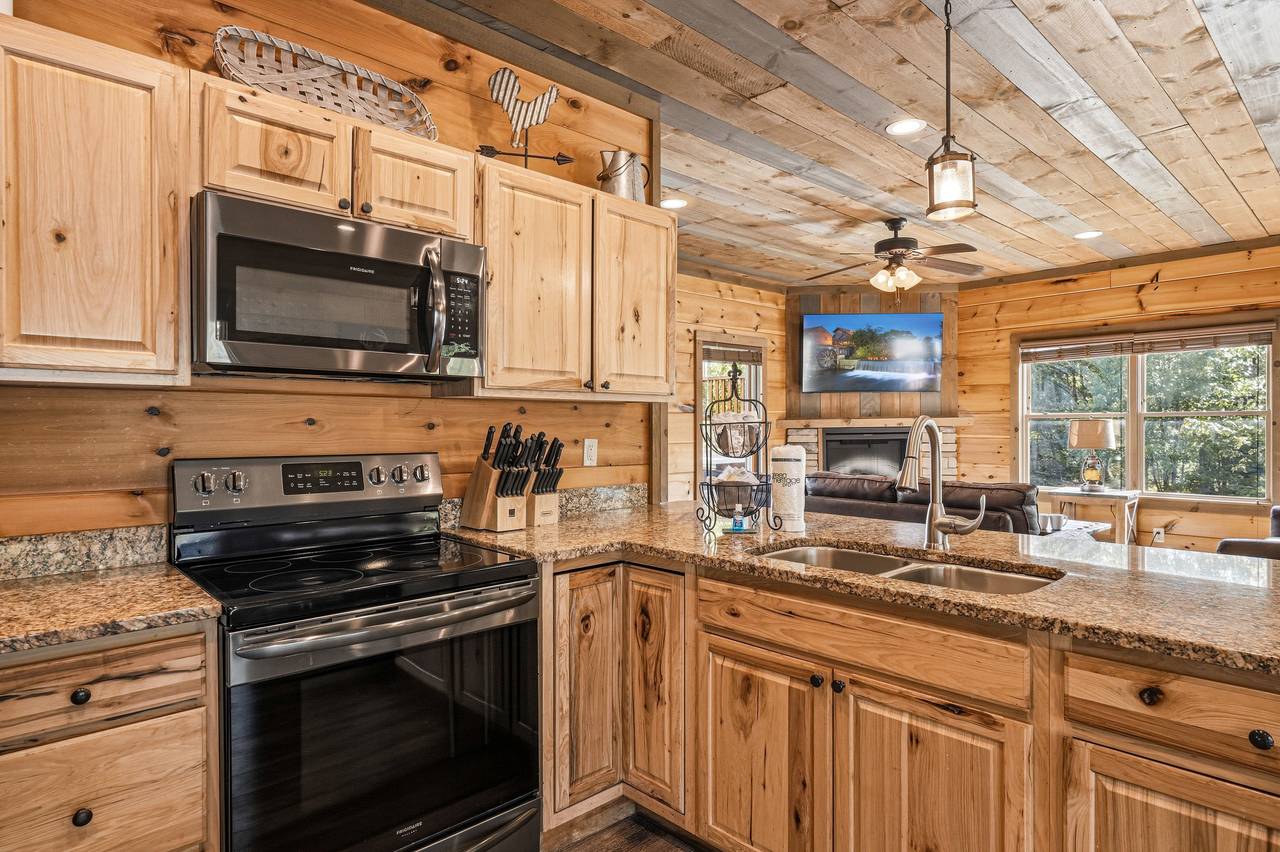 Fully Equipped Kitchen With Modern Finishes Fully Equipped Kitchen With Modern Finishes