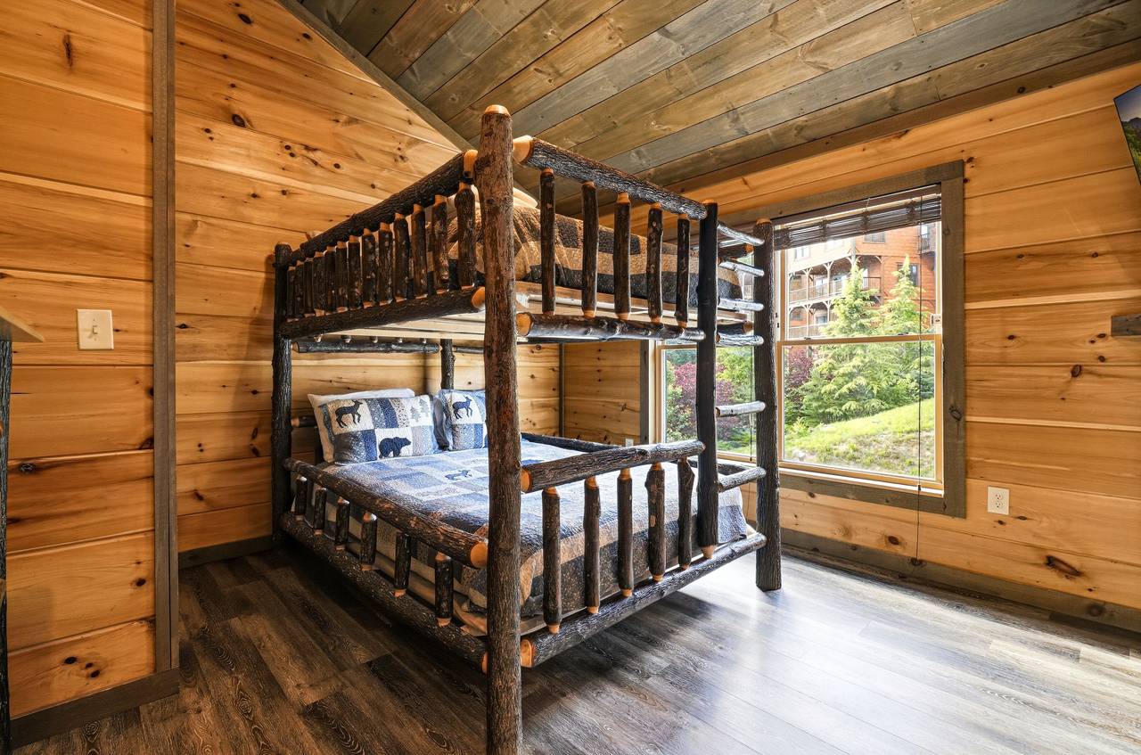 Queen-Over-Queen Hickory Bunk with Ensuite, TV, & Fireplace Queen-Over-Queen Hickory Bunk with Ensuite, TV, & Fireplace