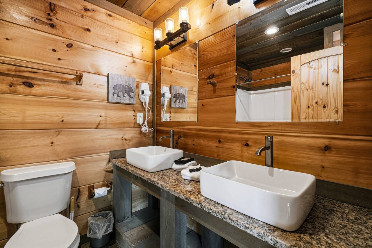 Ensuite Full Bath with Standing Shower Ensuite Full Bath with Standing Shower