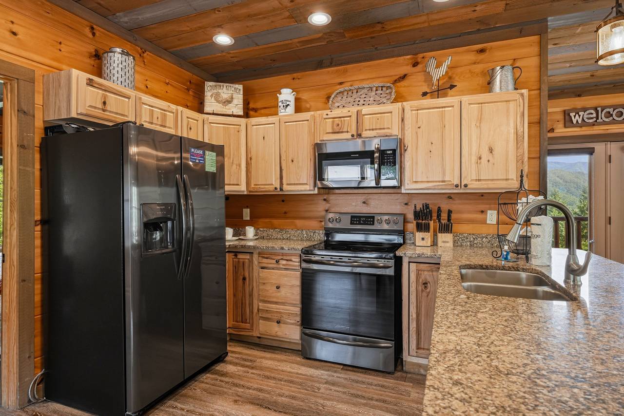 Fully Equipped Kitchen With Modern Finishes Fully Equipped Kitchen With Modern Finishes
