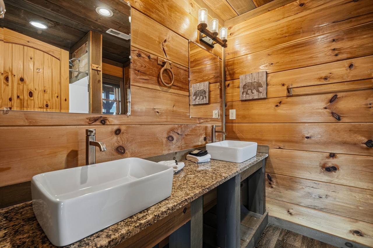 Bunk Ensuite Full Bath with Tub and Shower Combo Bunk Ensuite Full Bath with Tub and Shower Combo