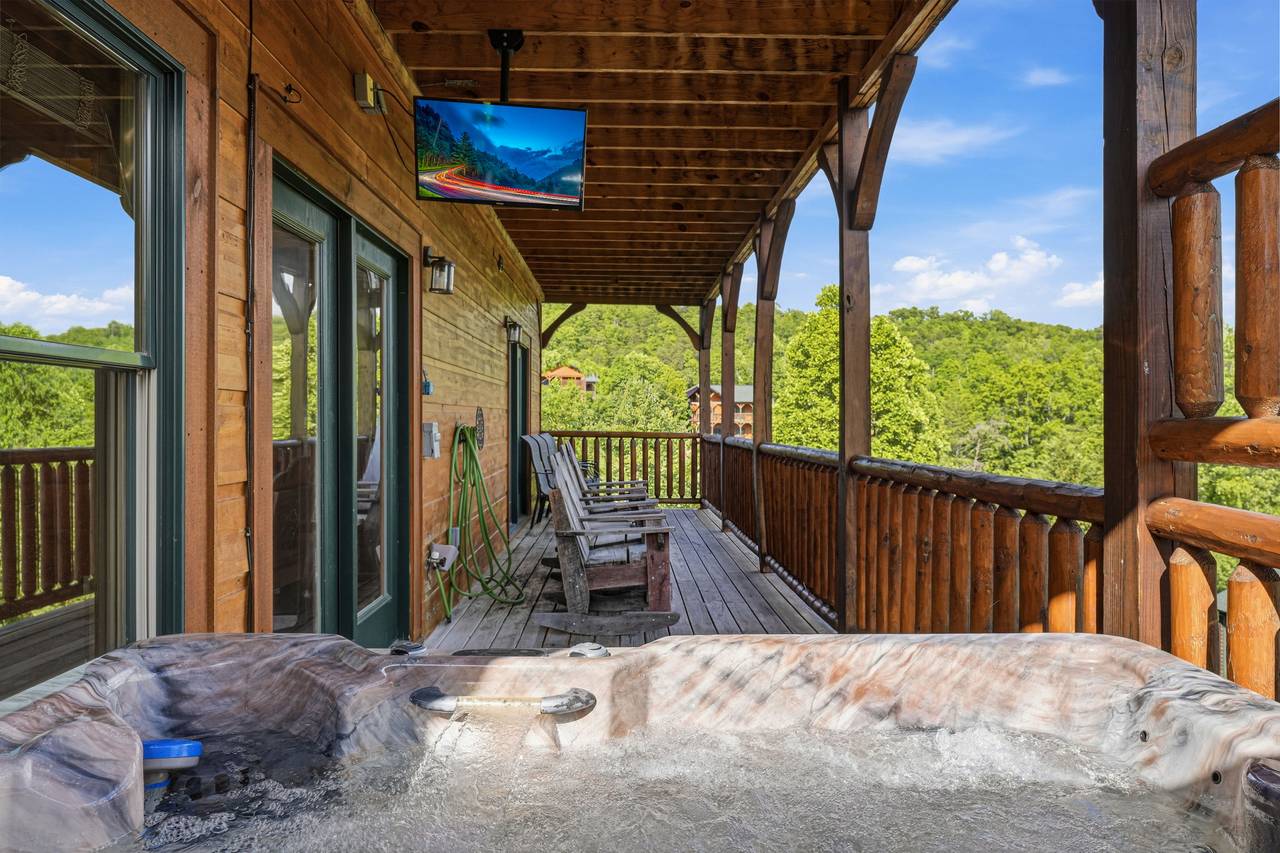 Outdoor Hot Tub With TV & Mountain Views Outdoor Hot Tub With TV & Mountain Views