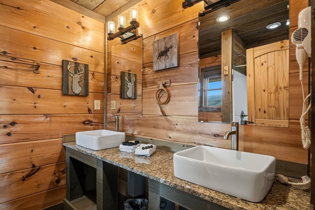 Ensuite Full Bath with Standing Shower Ensuite Full Bath with Standing Shower
