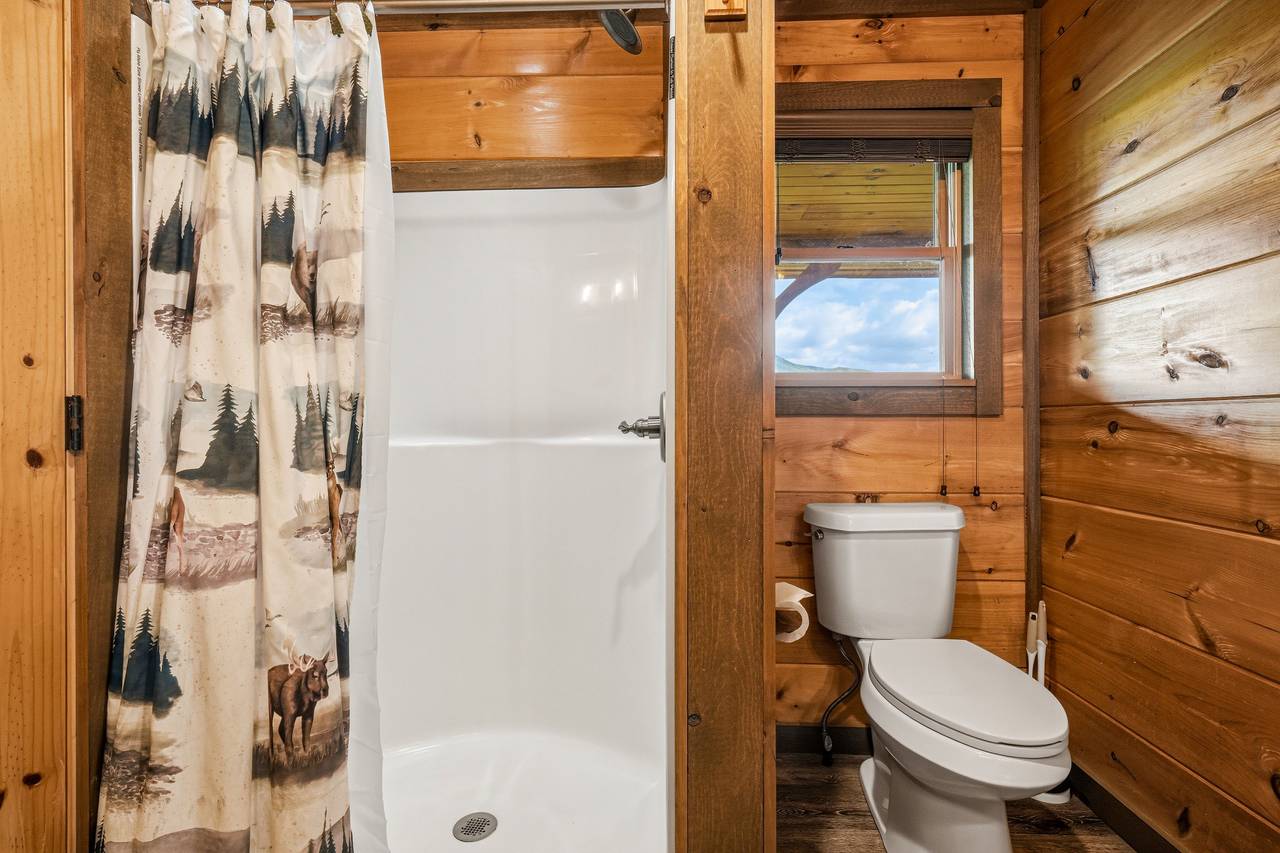 Ensuite Full Bath with Standing Shower Ensuite Full Bath with Standing Shower