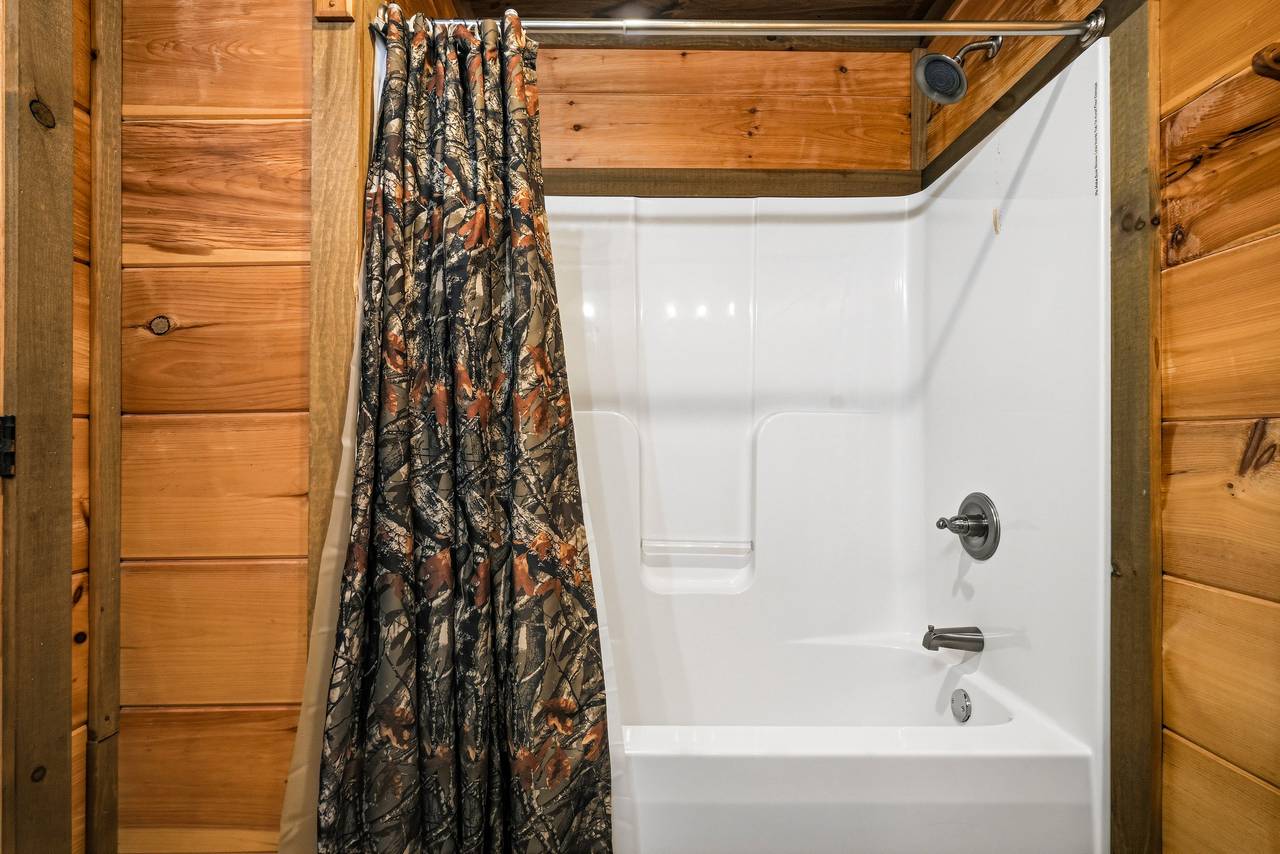 Bunk Ensuite Full Bath with Tub and Shower Combo Bunk Ensuite Full Bath with Tub and Shower Combo