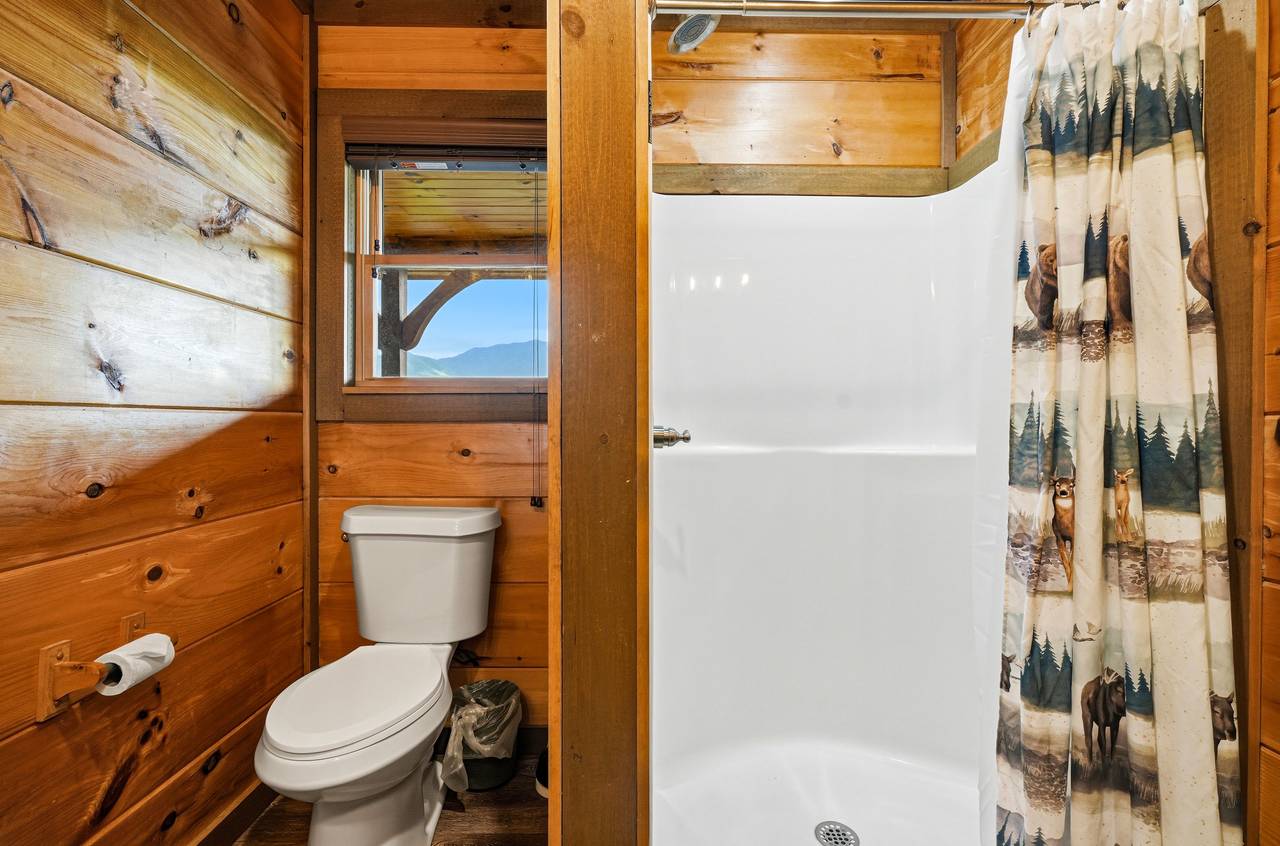 Ensuite Full Bath with Standing Shower Ensuite Full Bath with Standing Shower