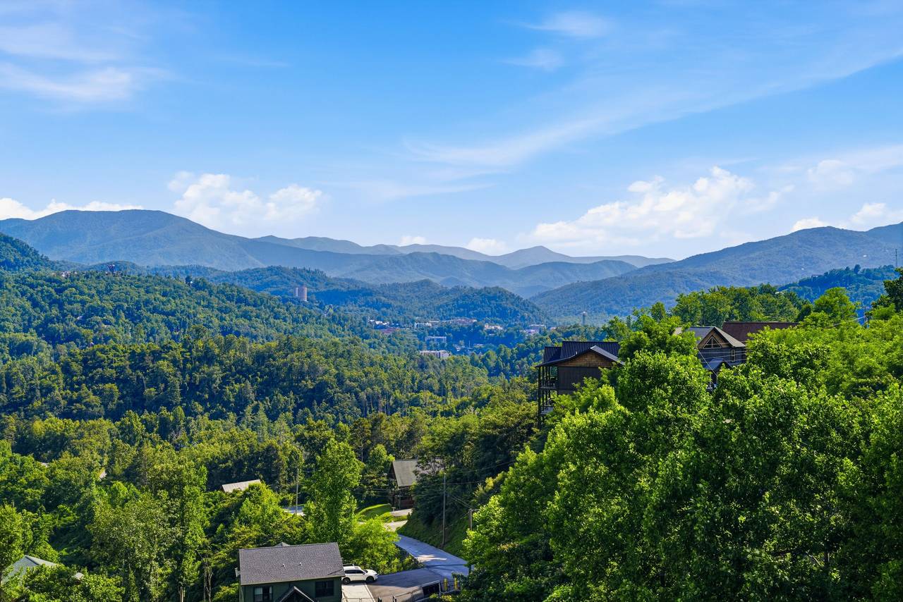 Mountain scenery creates the perfect Smoky Mountain escape Mountain scenery creates the perfect Smoky Mountain escape