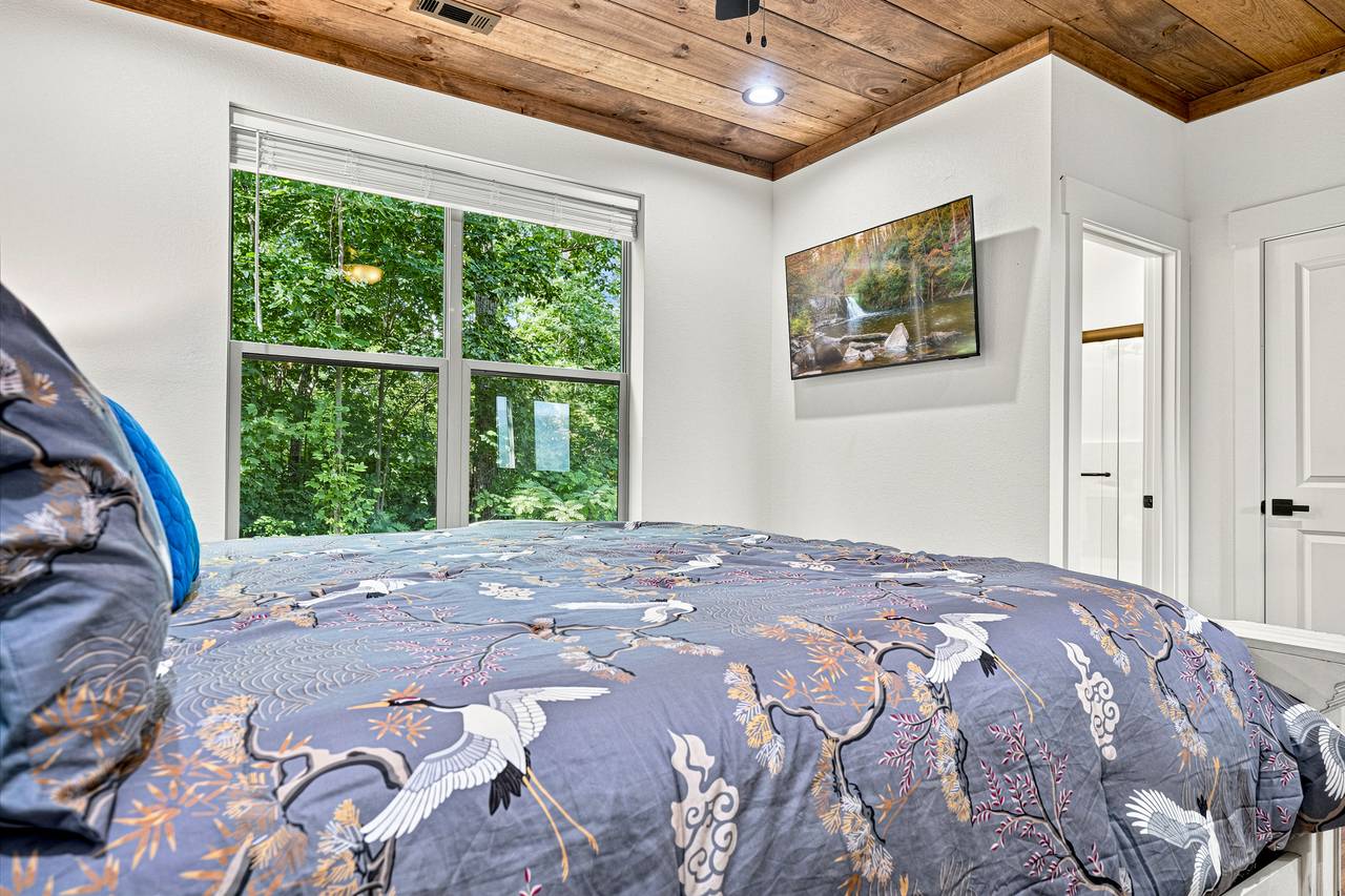 Entry-level King bedroom with Smart TV & private ensuite Entry-level King bedroom with Smart TV & private ensuite