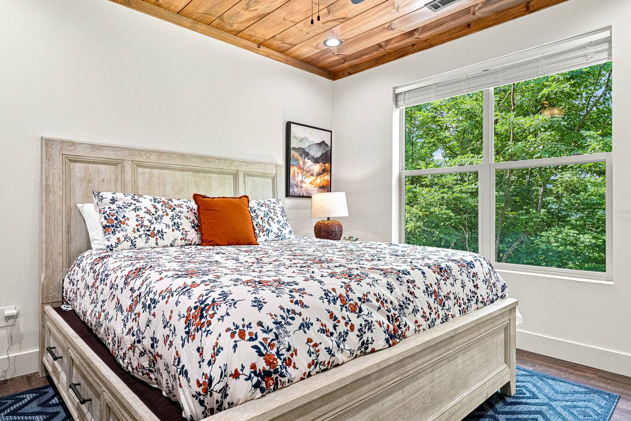 Upper King bedroom with Smart TV & private ensuite Upper King bedroom with Smart TV & private ensuite