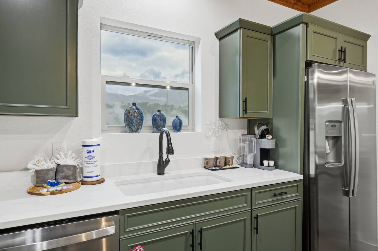 High-end kitchen makes group meals easy & enjoyable High-end kitchen makes group meals easy & enjoyable