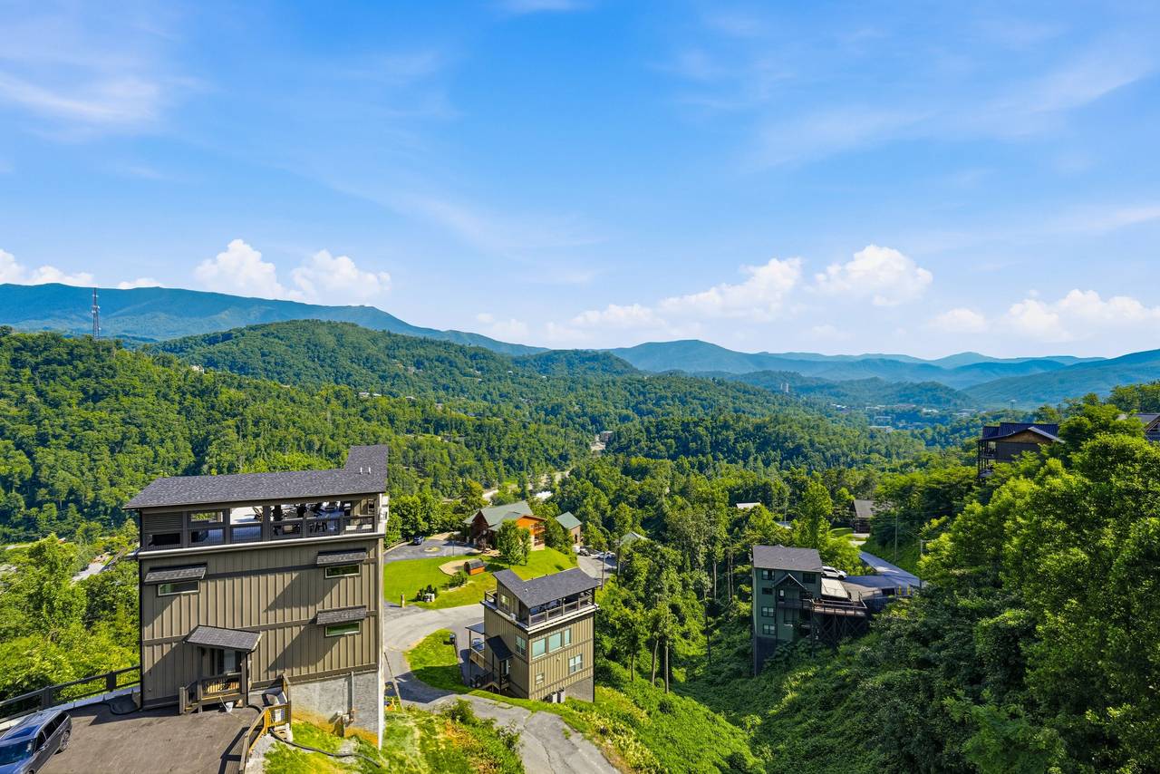 Brand-new luxury cabin minutes from Gatlinburg Brand-new luxury cabin minutes from Gatlinburg