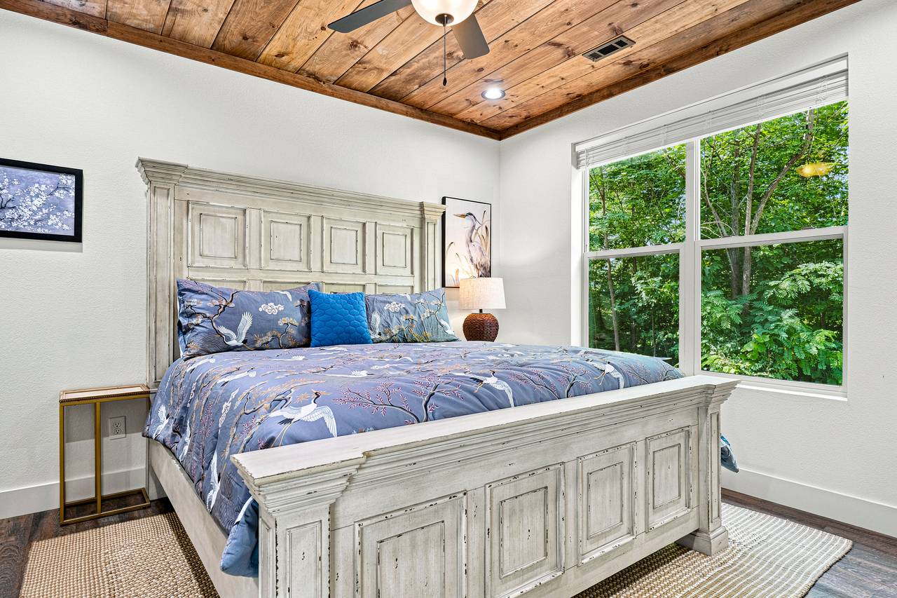 Entry-level King bedroom with Smart TV & private ensuite Entry-level King bedroom with Smart TV & private ensuite