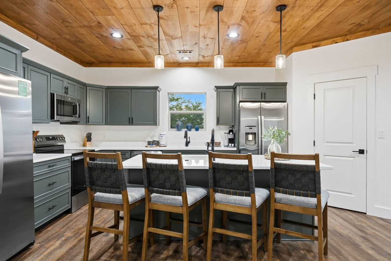Beautiful kitchen with high-end appliances for group meals Beautiful kitchen with high-end appliances for group meals