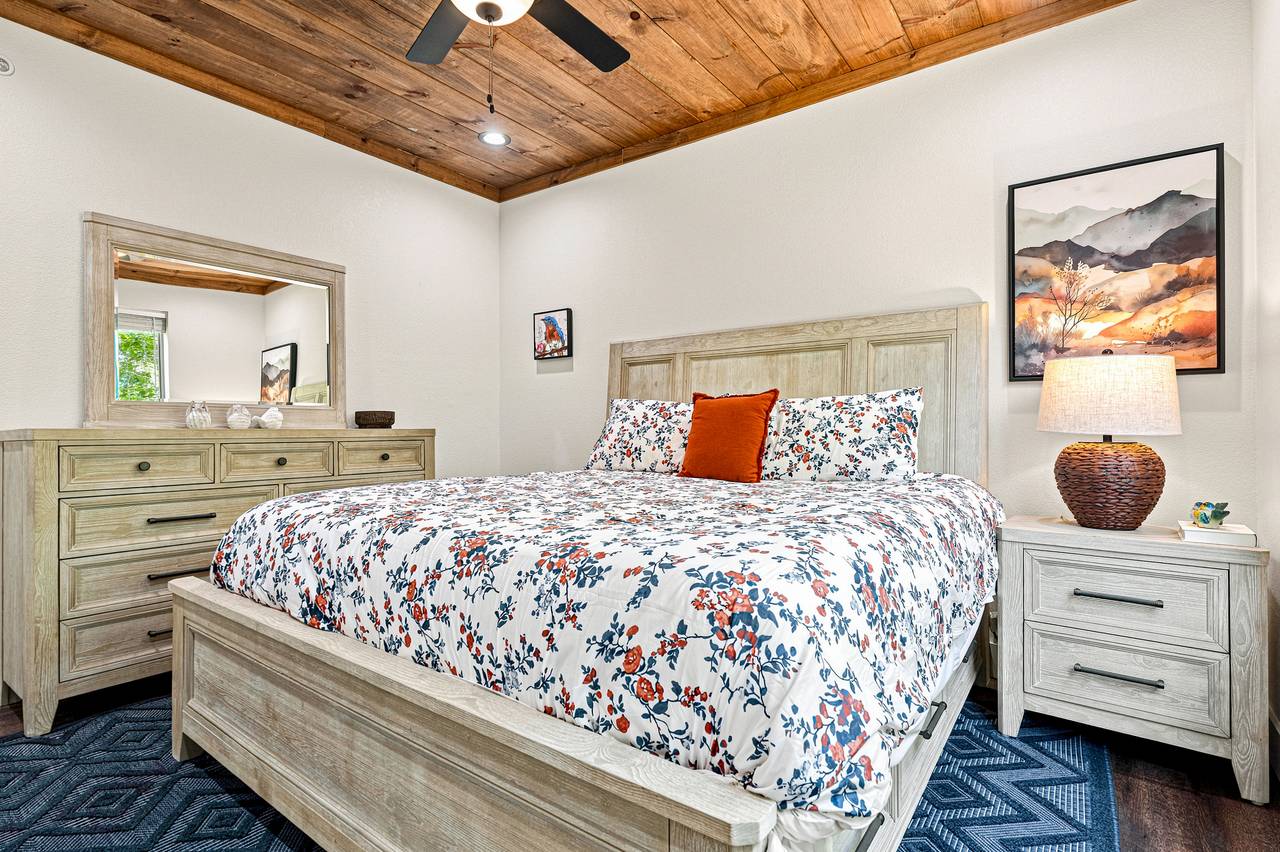 Upper King bedroom with Smart TV & private ensuite Upper King bedroom with Smart TV & private ensuite