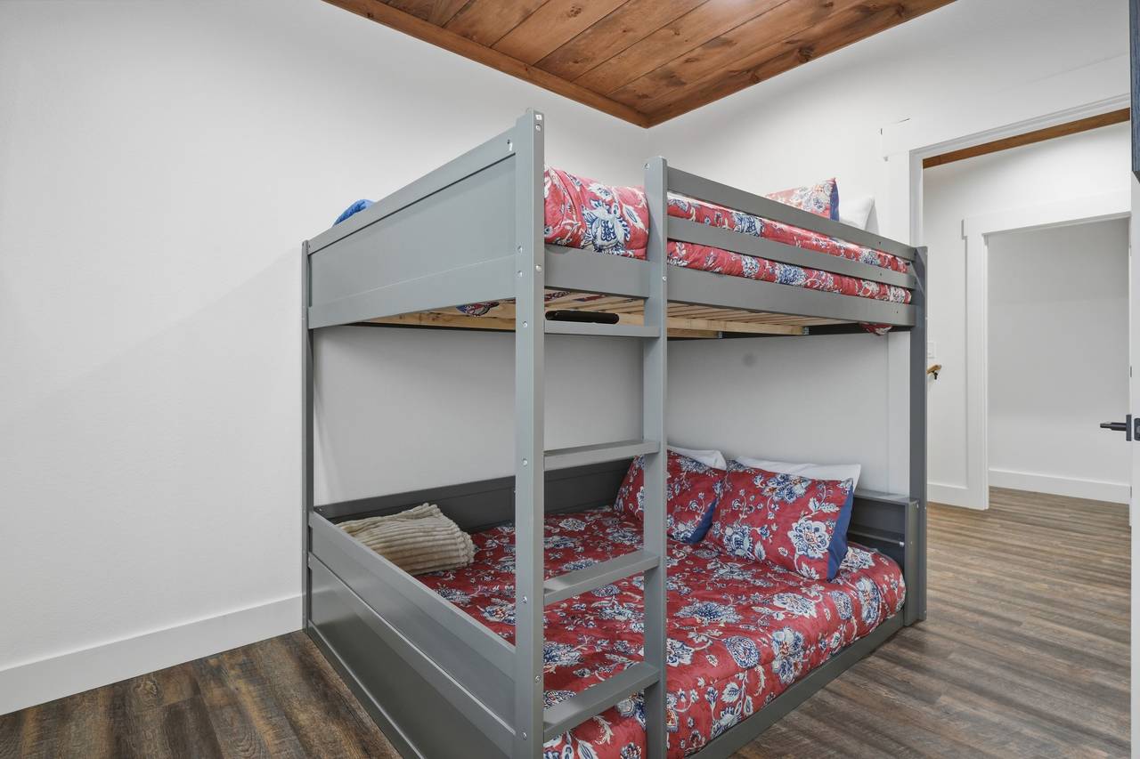 Queen-over-Queen bunk room with Smart TV & private ensuite Queen-over-Queen bunk room with Smart TV & private ensuite