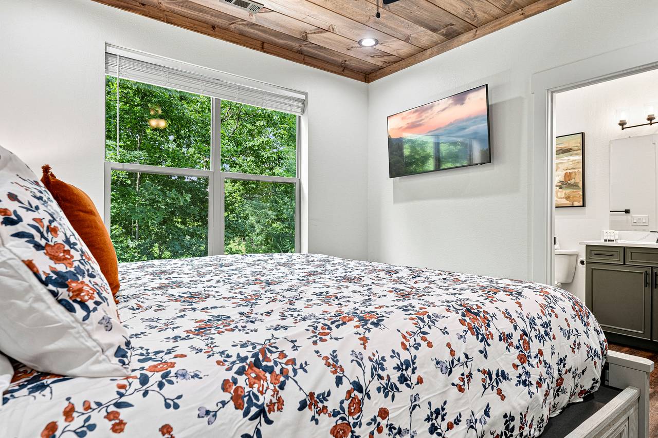 Upper King bedroom with Smart TV & private ensuite Upper King bedroom with Smart TV & private ensuite