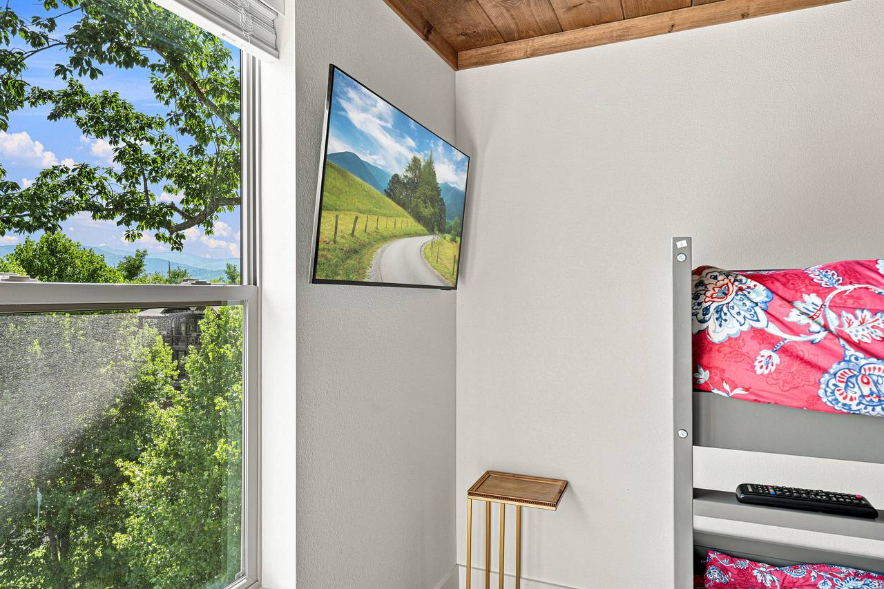 Queen-over-Queen bunk room with Smart TV & private ensuite Queen-over-Queen bunk room with Smart TV & private ensuite
