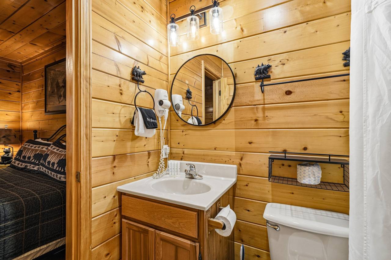 Lower level ensuite full bath with tub and shower combo Lower level ensuite full bath with tub and shower combo