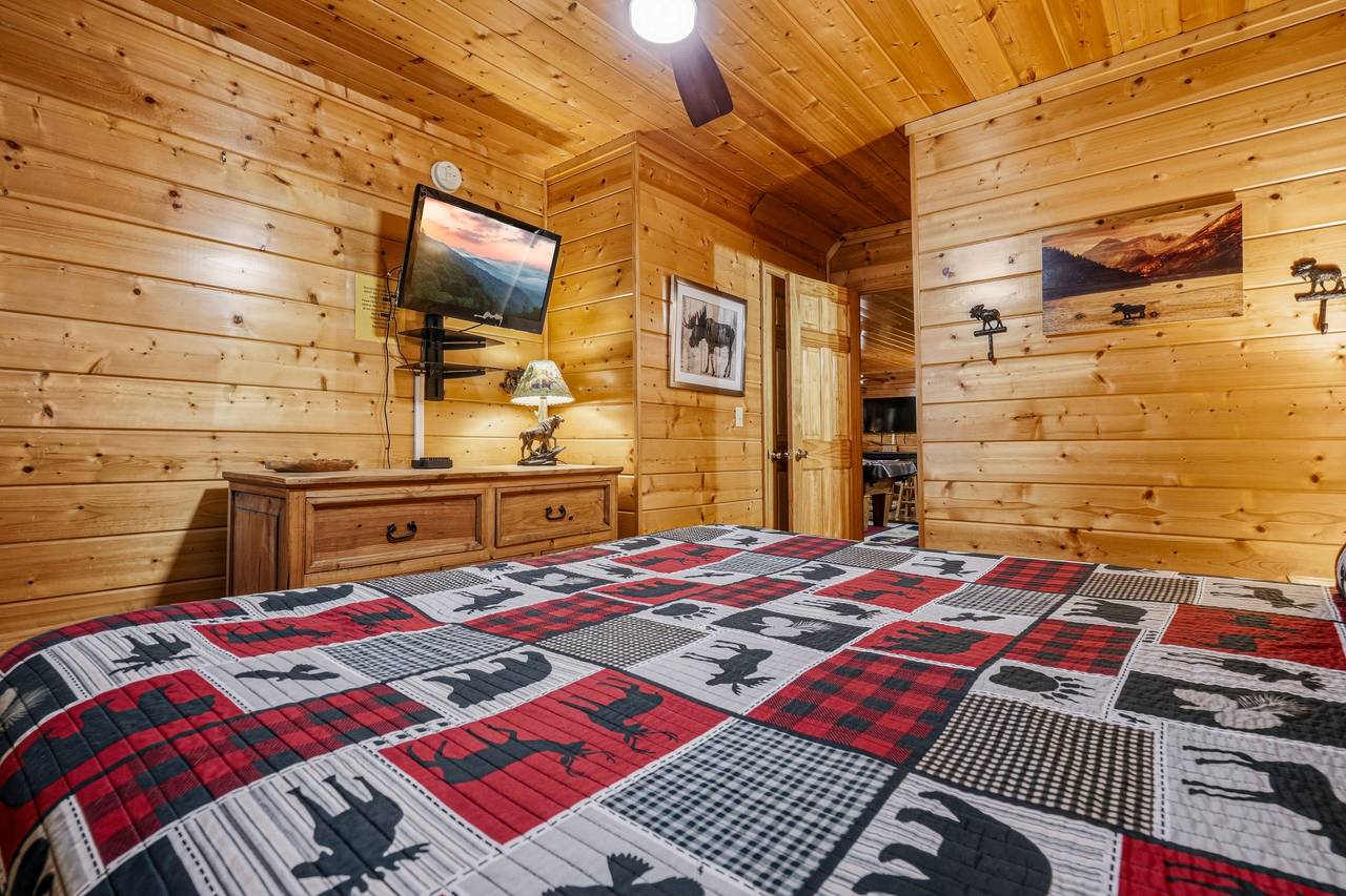 Lower Level King Suite With Private Bathroom Lower Level King Suite With Private Bathroom