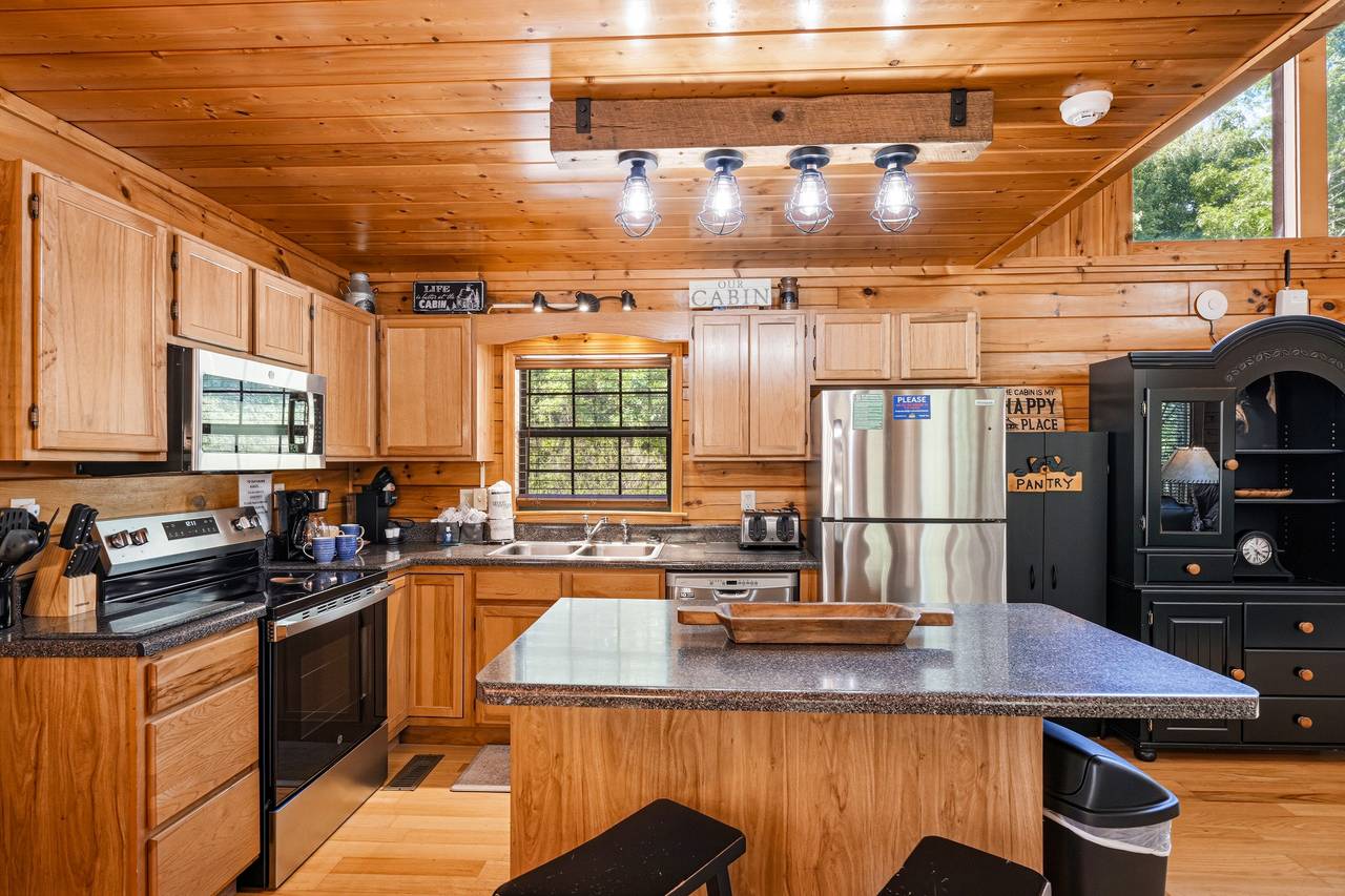 Spacious Kitchen With Everything Needed To Cook Spacious Kitchen With Everything Needed To Cook