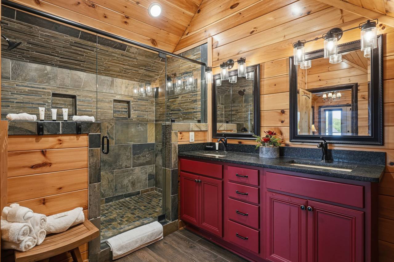 Large ensuite bathroom with standing shower Large ensuite bathroom with standing shower