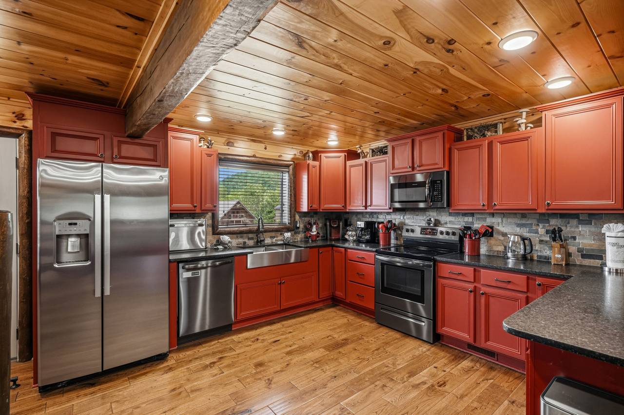 Fully equipped kitchen with granite countertops Fully equipped kitchen with granite countertops