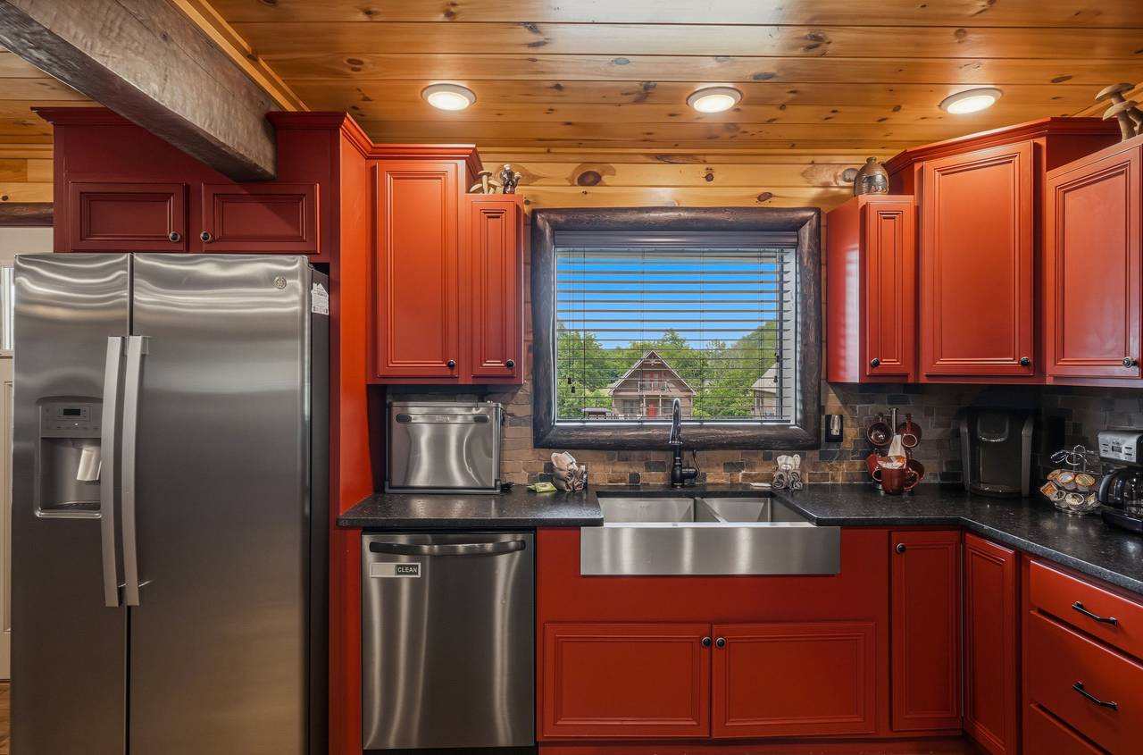 Fully equipped kitchen with granite countertops Fully equipped kitchen with granite countertops
