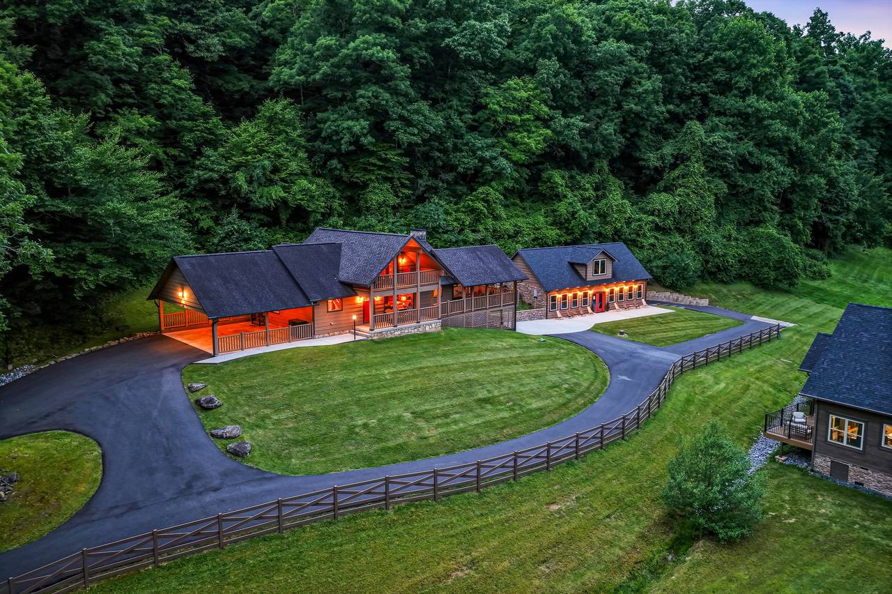 Welcoming mountain lodge with room for the whole family Welcoming mountain lodge with room for the whole family