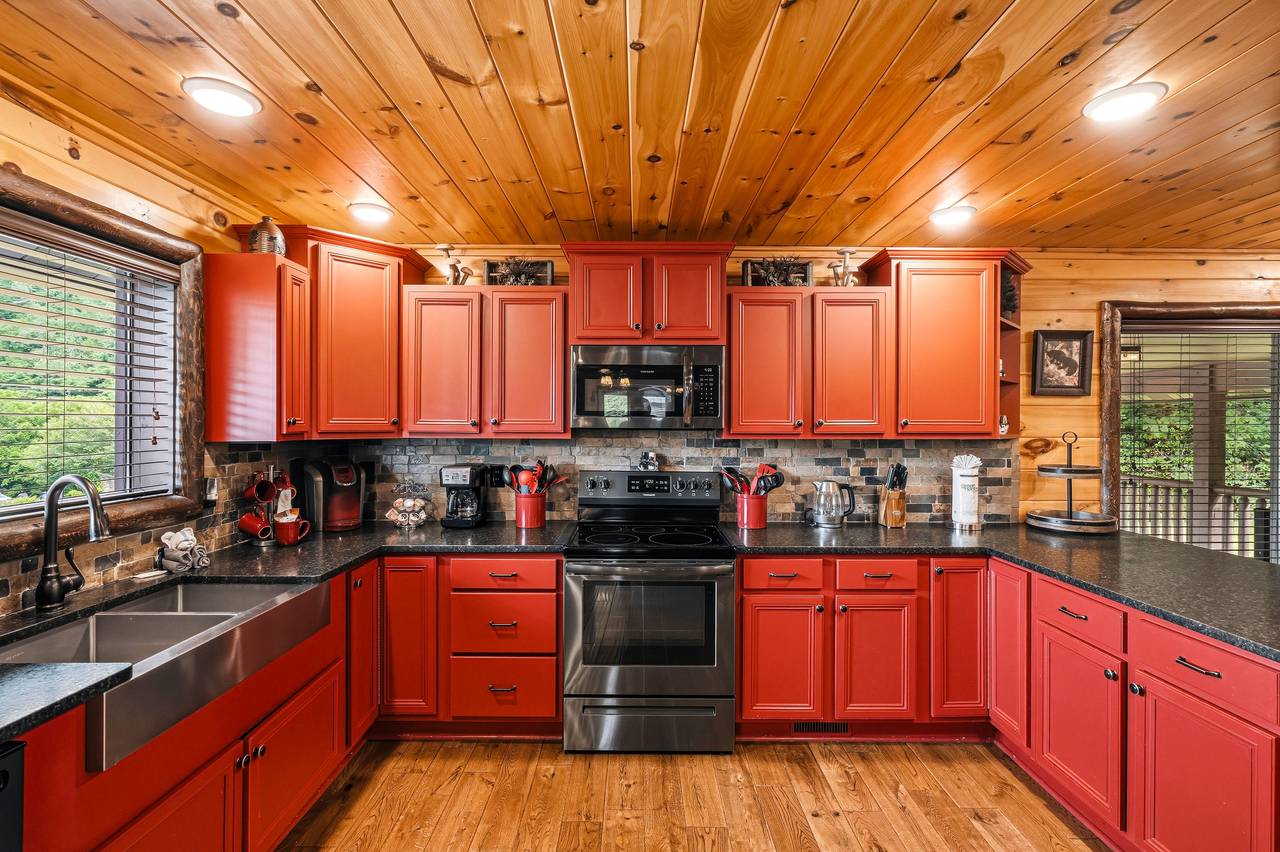 Fully equipped kitchen with granite countertops Fully equipped kitchen with granite countertops
