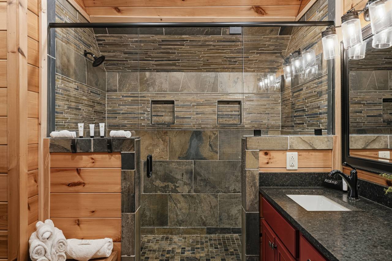 Large ensuite bathroom with standing shower Large ensuite bathroom with standing shower
