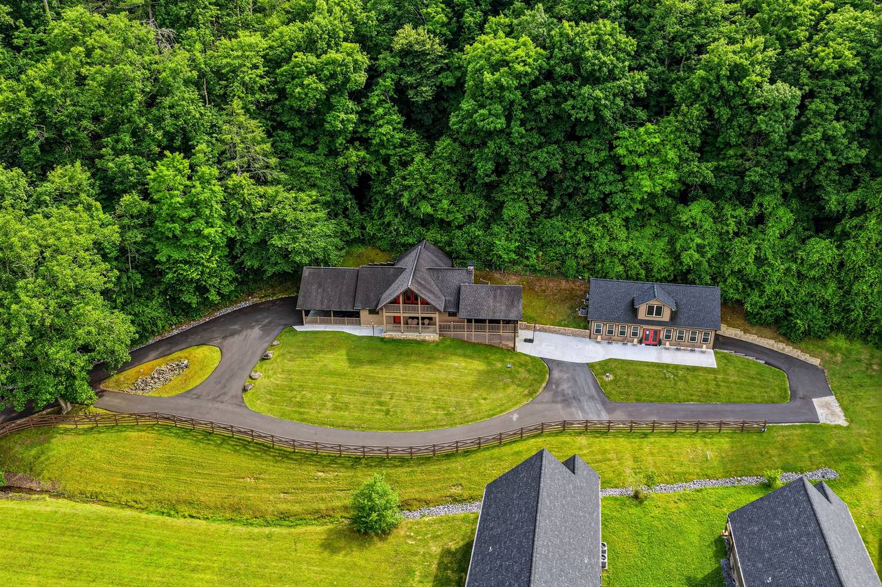 Easy access with no steep or winding mountain roads Easy access with no steep or winding mountain roads