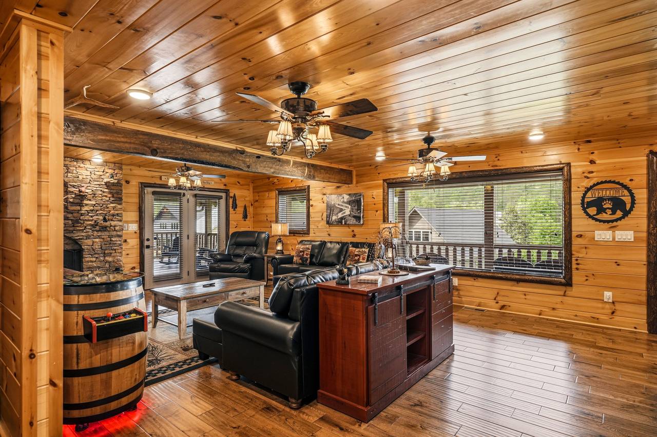 Spacious mountain lodge near Pigeon Forge attractions Spacious mountain lodge near Pigeon Forge attractions