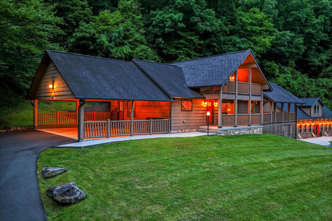 Spacious mountain lodge near Pigeon Forge attractions Spacious mountain lodge near Pigeon Forge attractions