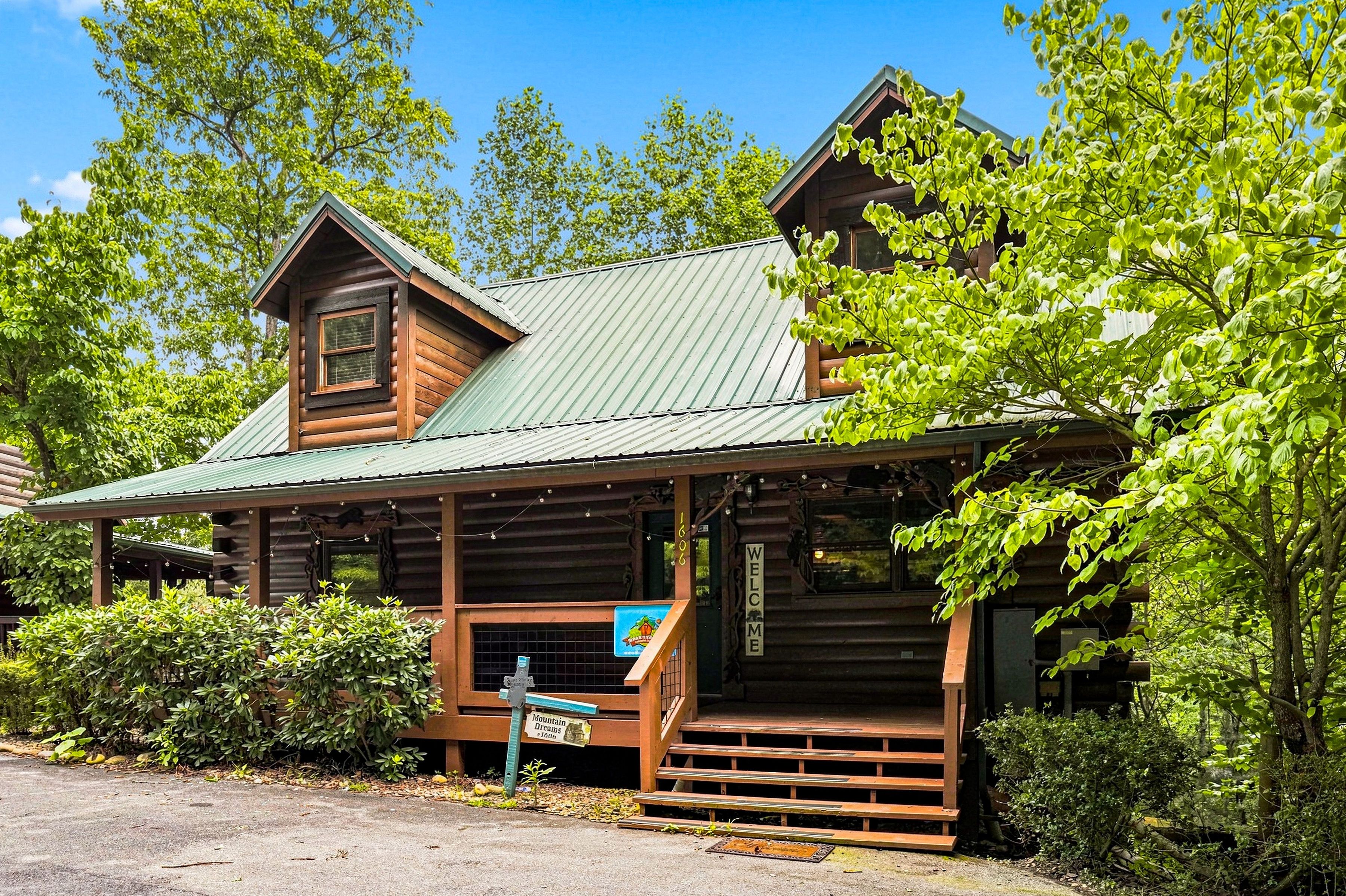 Three-level Gatlinburg cabin surrounded by the Smokies