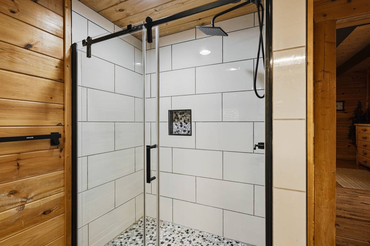 Entry-level ensuite bath with walk-in shower Entry-level ensuite bath with walk-in shower