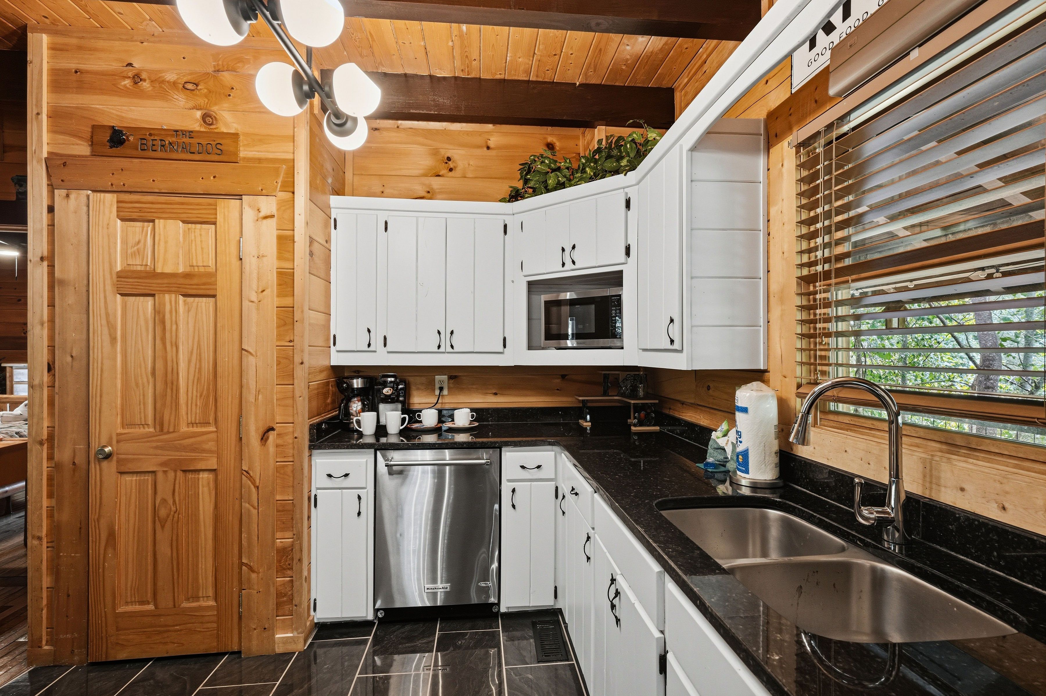 Fully equipped kitchen for meals and snacks at the cabin