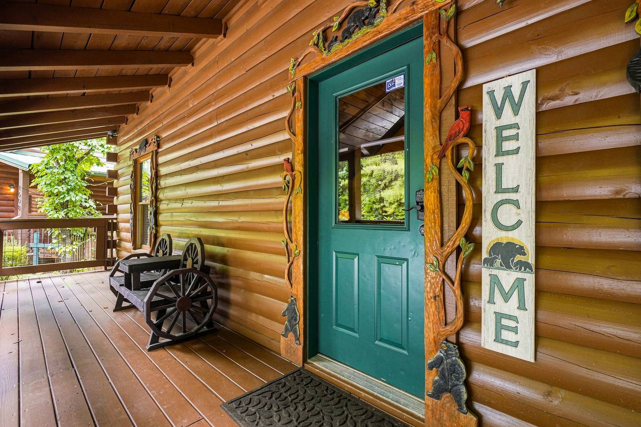 Welcoming entry with just 5 steps to the front door Welcoming entry with just 5 steps to the front door