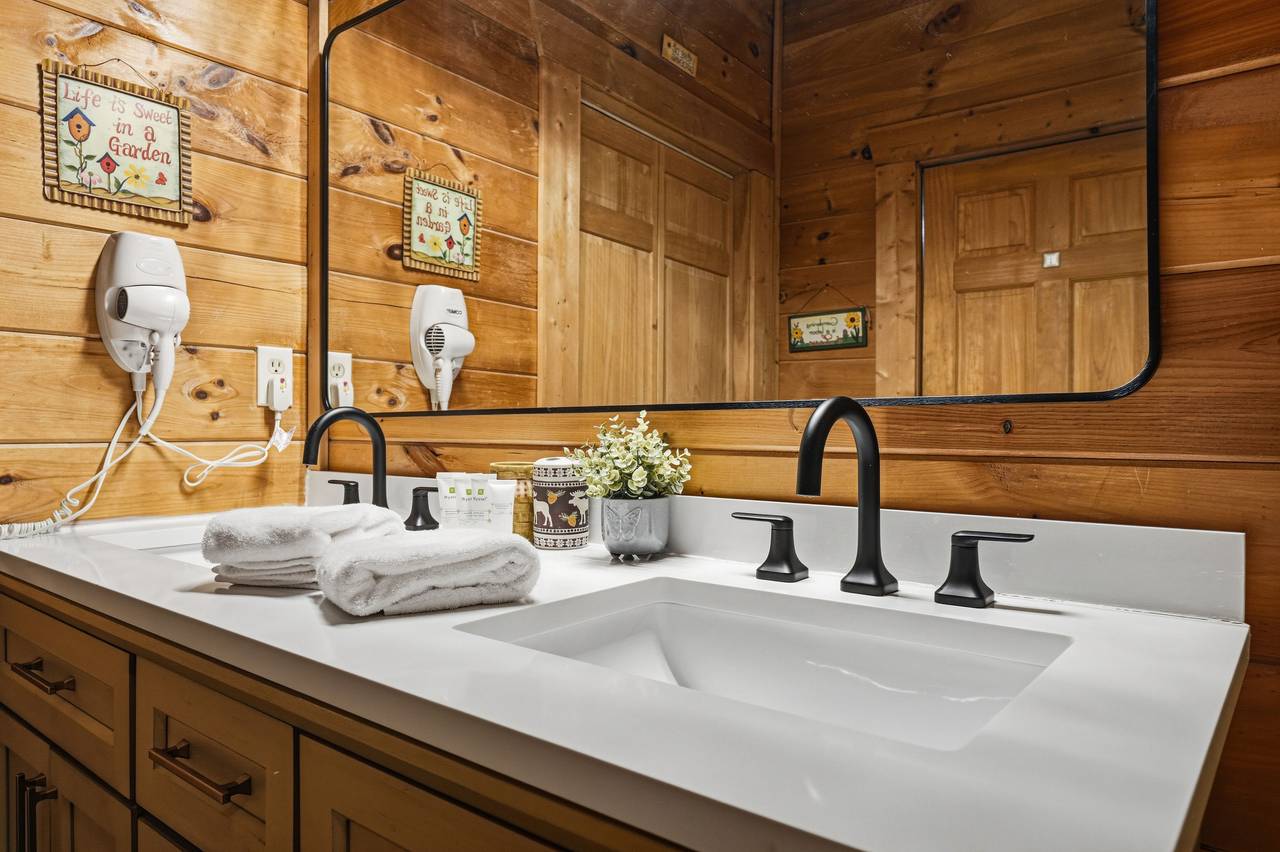 Upper-level ensuite bath with walk-in shower Upper-level ensuite bath with walk-in shower